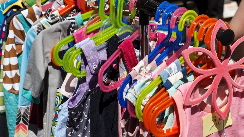 Kinderkleidung auf Bügeln