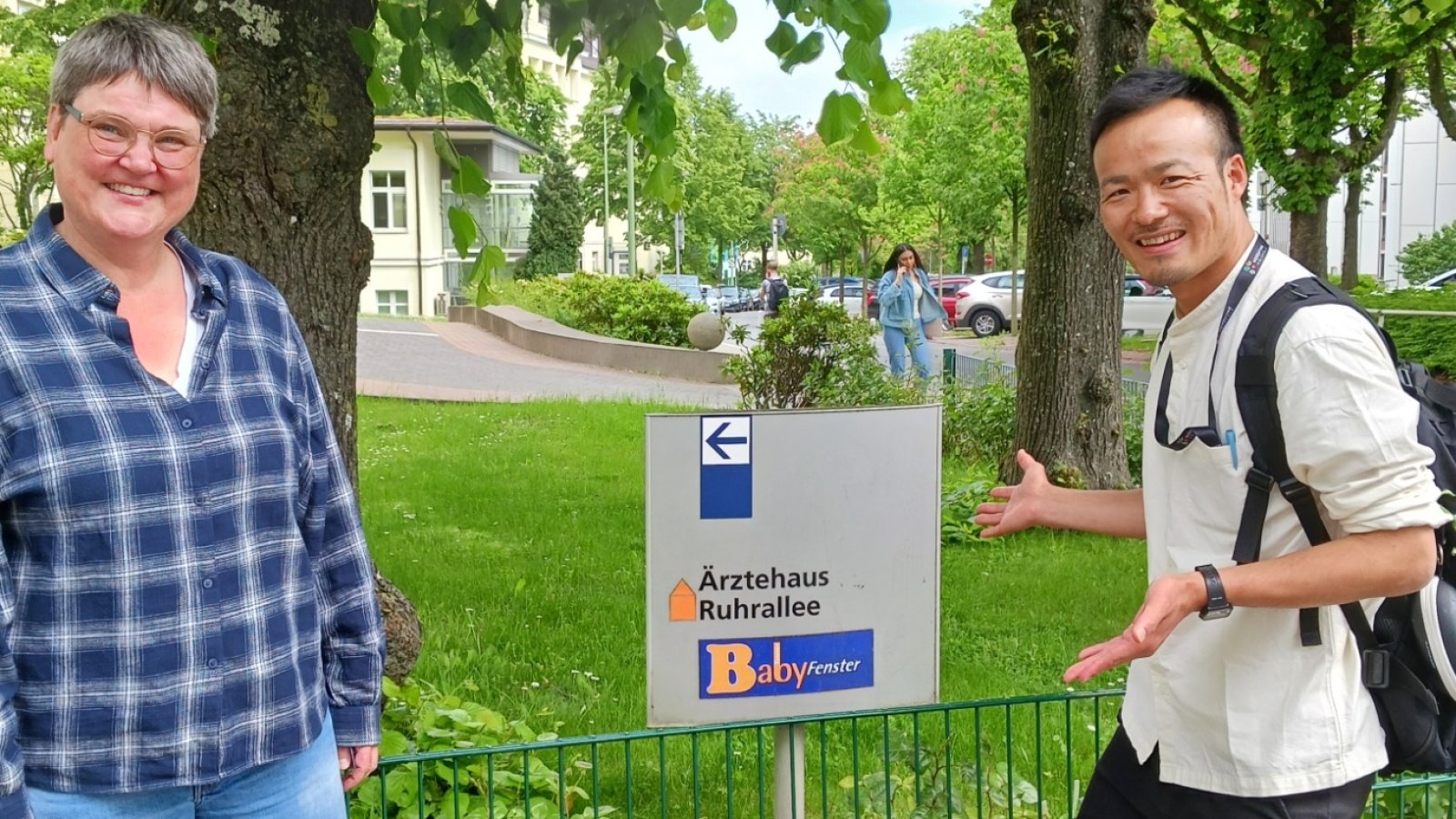 Links Barbara Frede, Mitte Schild Babyfenster, rechts Ryuji Takeshima