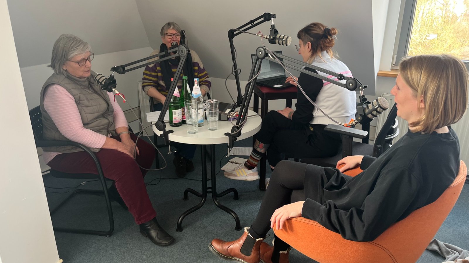 Heike Adrian und Gabriele Schneider bei der Aufnahme des Podcast mit Sarah Hermes und Meike van Ackern