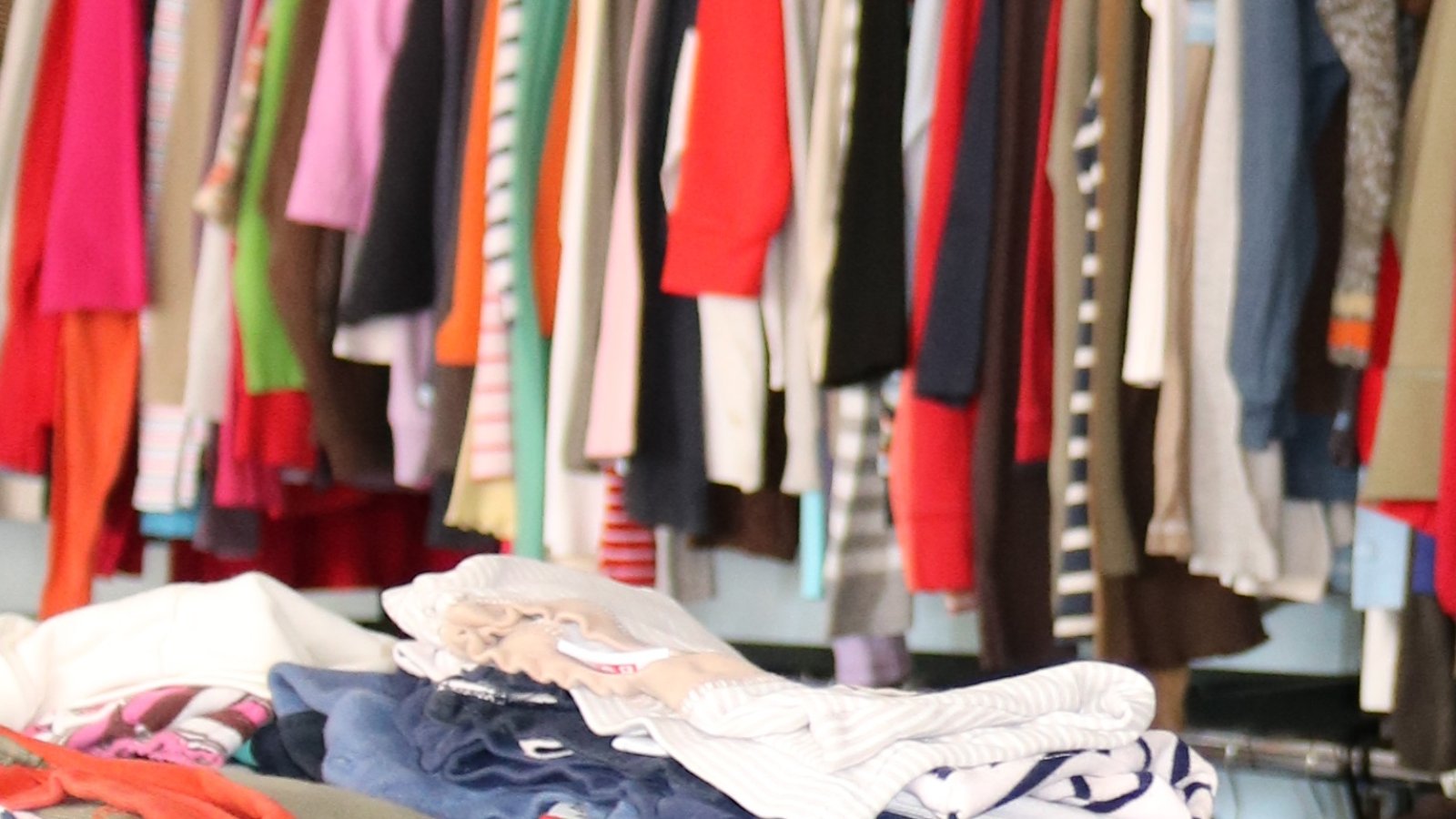 Auf Kleiderbügeln hängende Kinderkleidung