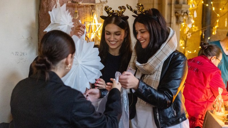 Motiv zum Thema: Ein Rückblick auf den Caritas Wintermarkt im Essener Domkreuzgang