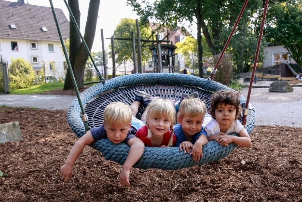 Kinder in Nestschaukel