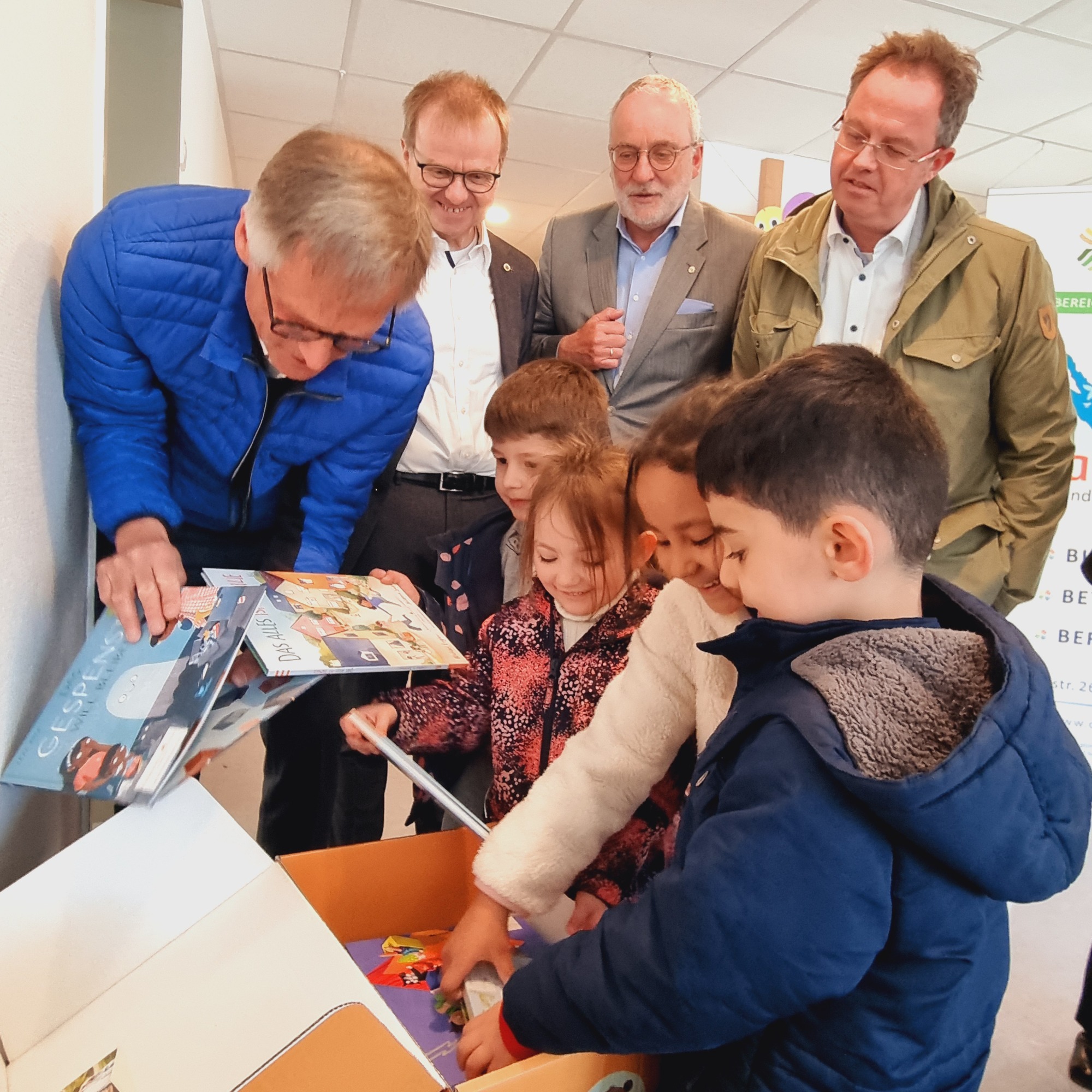 Kinder beim Auspacken der Lesebox