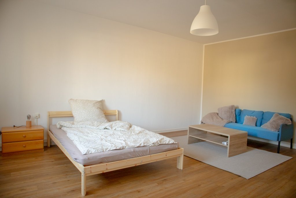 Wohnraum mit Bett und Sofa