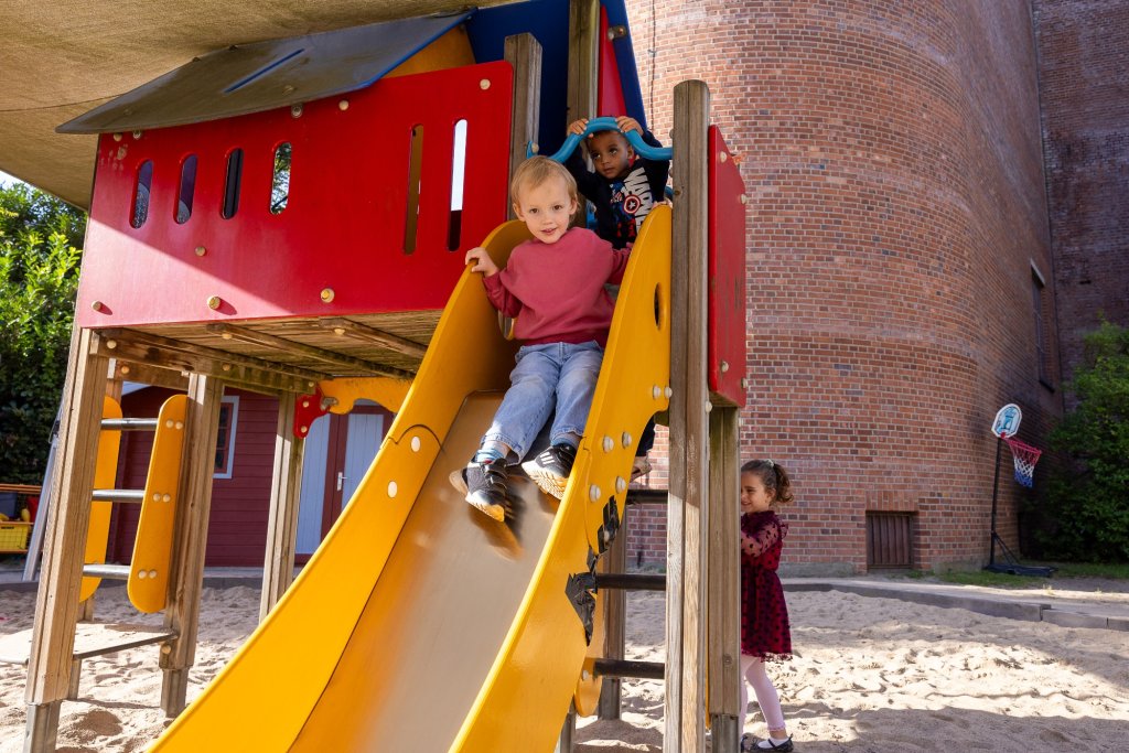 Kinder auf Rutsche