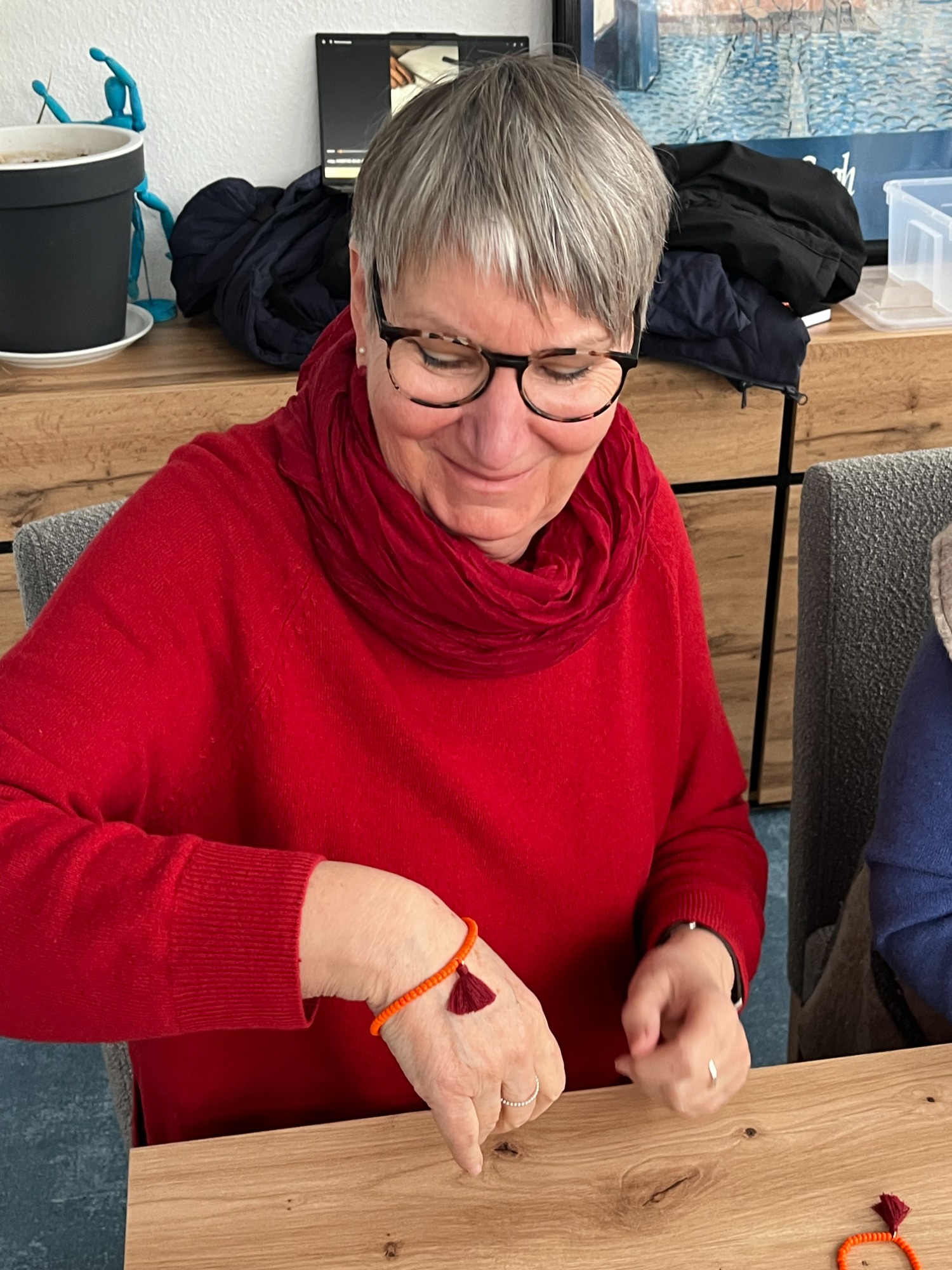 Gabriele Schneider mit einem der Charity Armbänder am Handgelenk