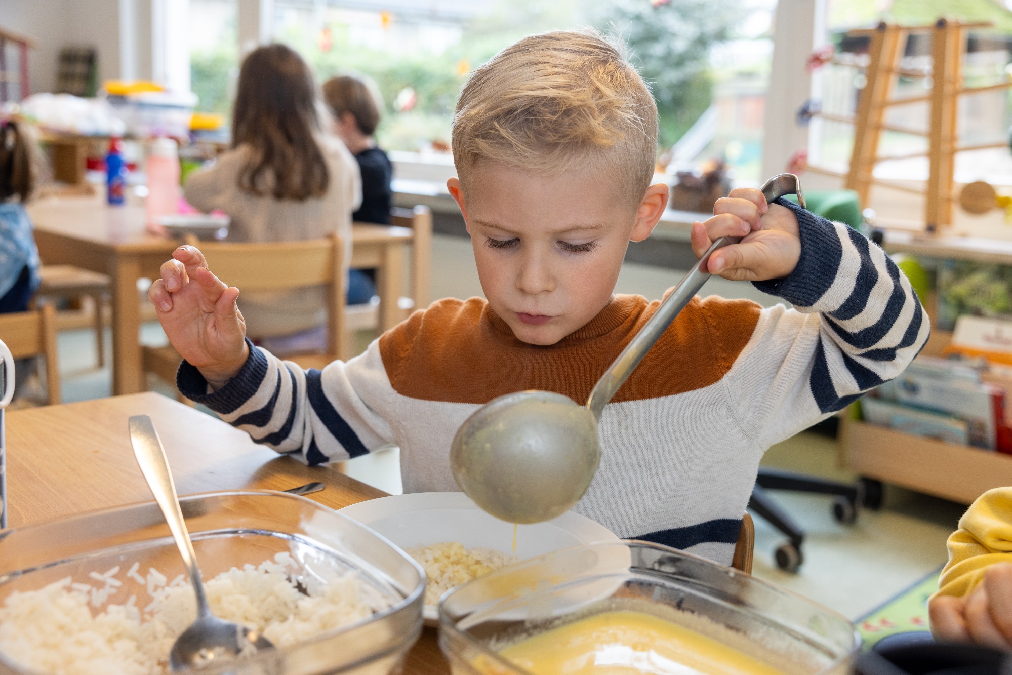 Junge serviert sich selbst Essen