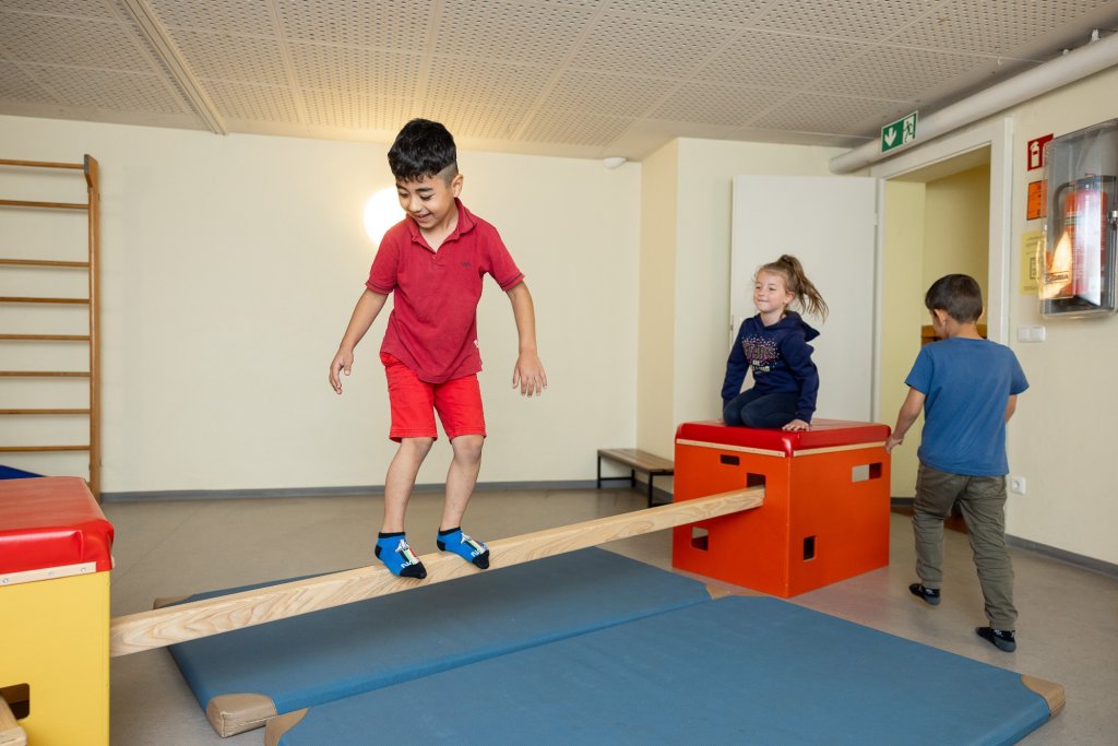 Kinder beim Turnen in der Turnhalle
