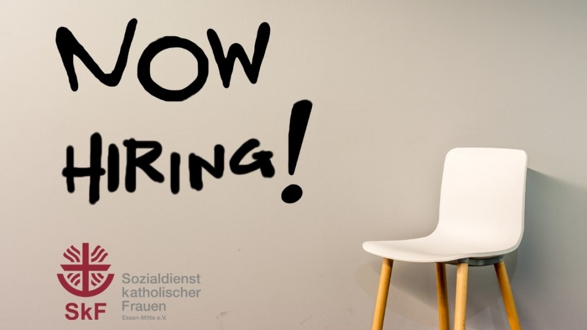 Leerer Stuhl und Schriftzug "Now hiring"