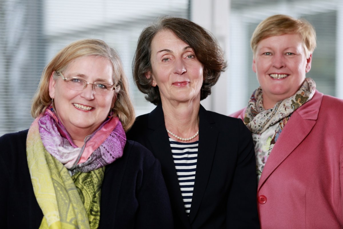 Vorstand (v.l.n.r.): Heike Adrian, Annegret Flügel (Vorsitzende) und Beate Henkel Vorstand (v.l.n.r.): Heike Adrian, Annegret Flügel (Vorsitzende) und Beate Henkel