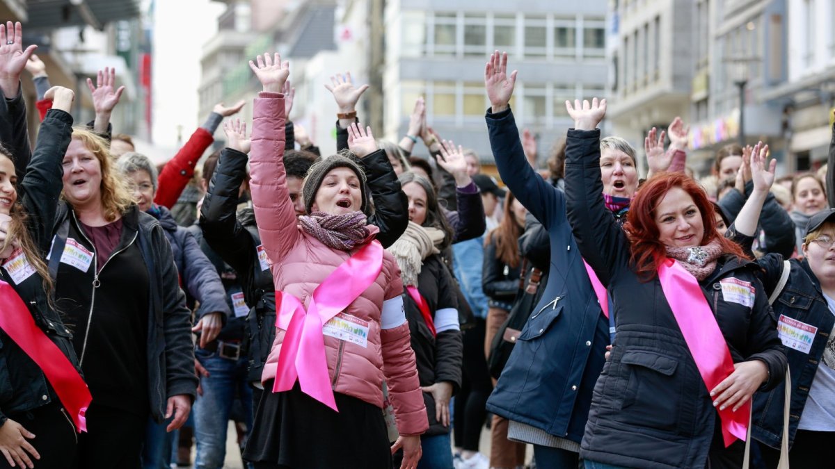 Frauen beim Tanzen für One Billion Rising