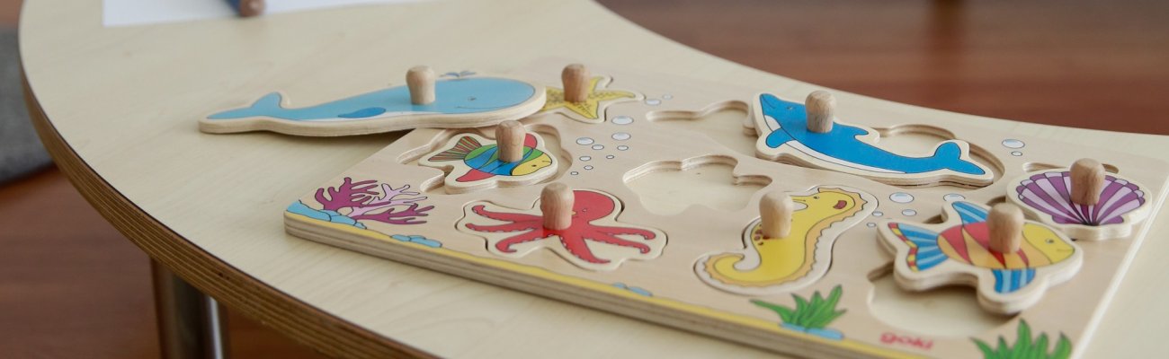 Steckpuzzle auf einem Tisch