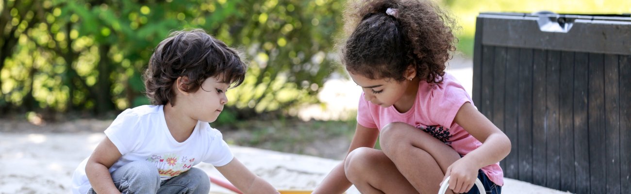 Kinder beim Spielen im Sand
