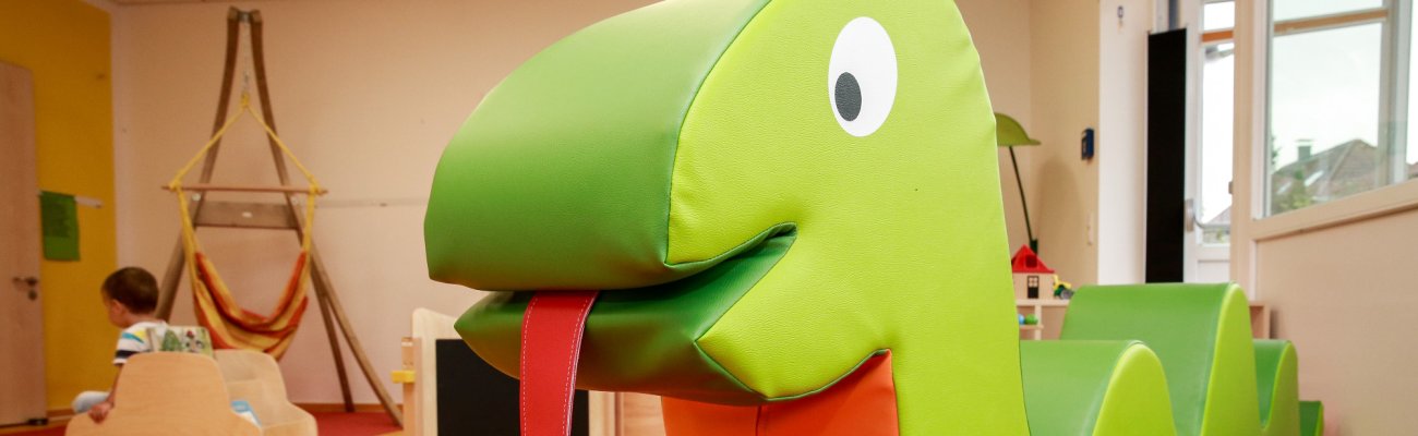 Grüne Schlange aus Schaumstoff zum Spielen für Kinder 