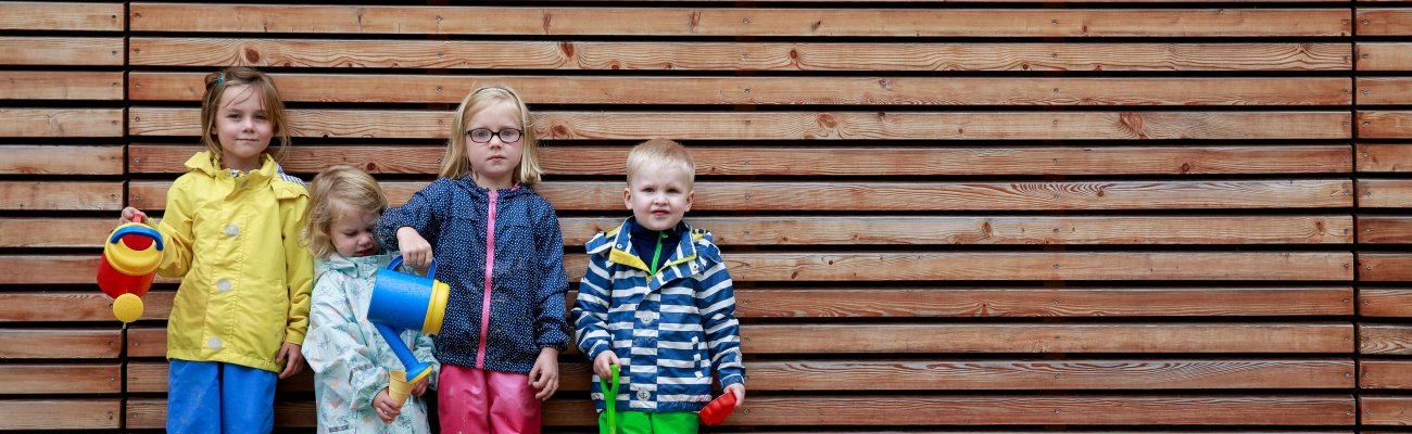 Kinder in Regenkleidung