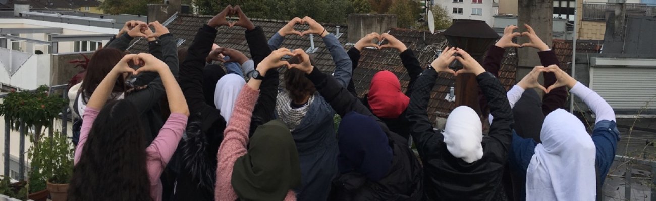 Bei dem Foto handelt es sich um einen Ausflug im Rahmen der Essener Begegnungen 2017, nicht um eine Unterkunft. 